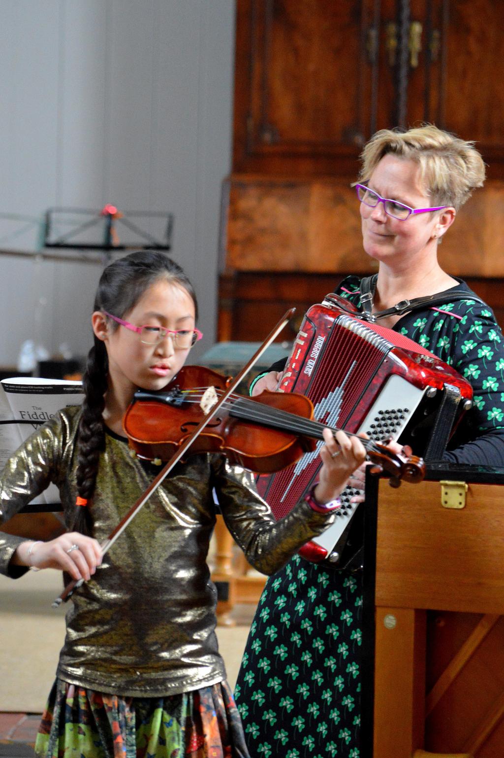 Kerk TOLBERT ANGKAN & RIAN WESTMAAS Angkan (2006) begon op 4 jarige leeftijd met viool spelen.