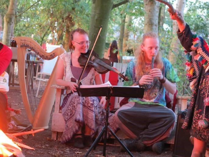 van 2016 speelt ze ook altviool. Voor beide violen volgt ze wekelijks lessen bij Carolyn van Gemert. Daarnaast speelt ze in ensembles en orkest. Angkan zit in klas 5 van de Vrije School.