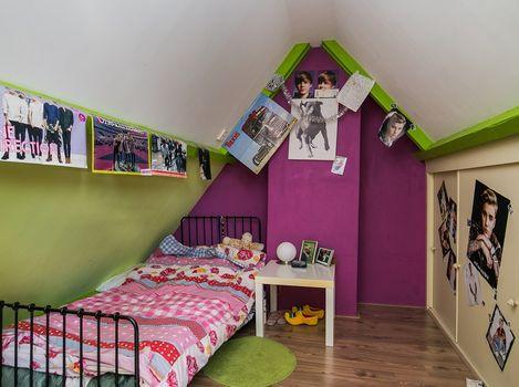 Deze kamer, met stahoogte, is voorzien van een dakraam en