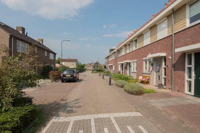 De pluspunten - Rustige woonlocatie - Extra diepe achtertuin met veel privacy - Royale zolderverdieping met mogelijkheid een extra slaapkamer - Op loopafstand gelegen van de basisschool en het