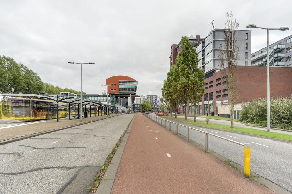 Omschrijving In Maarssen ligt dit keurig afgewerkte en lichte 2- kamer appartement, voorzien van een zonnig loggia balkon en uitzicht over het Amsterdamrijnkanaal en Maarssen