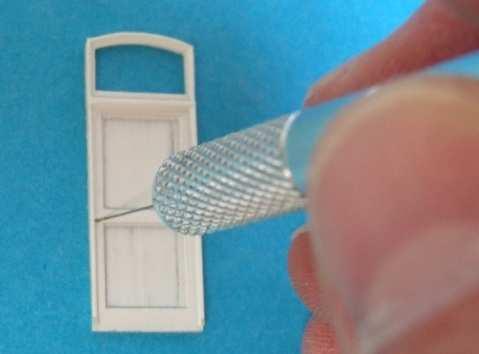 Als het niet lukt, gebruik een vijl om het onderdeel te corrigeren. Dans chaque porte, forer un trou de 0.3 mm de diamètre à l emplacement de la poignée de porte.
