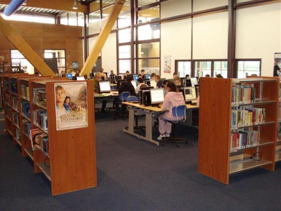 De mediatheek is de plaats waar leerlingen onder begeleiding informatie verzamelen, boeken lenen en werkstukken kunnen uitwerken.
