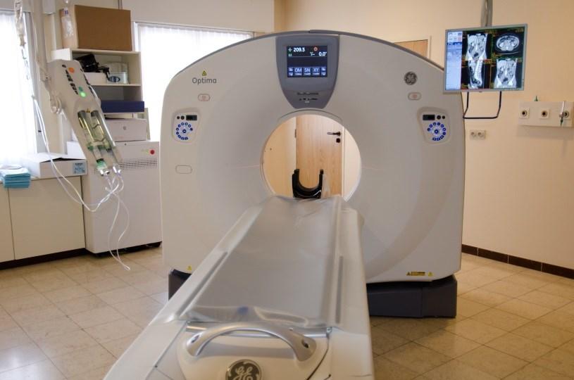 1.4.6. CT-scan Computertomografie is een techniek die eveneens gebeurt door middel van röntgenstralen. Deze toepassing kan echter een doorsnede maken van eender welke regio in het lichaam.