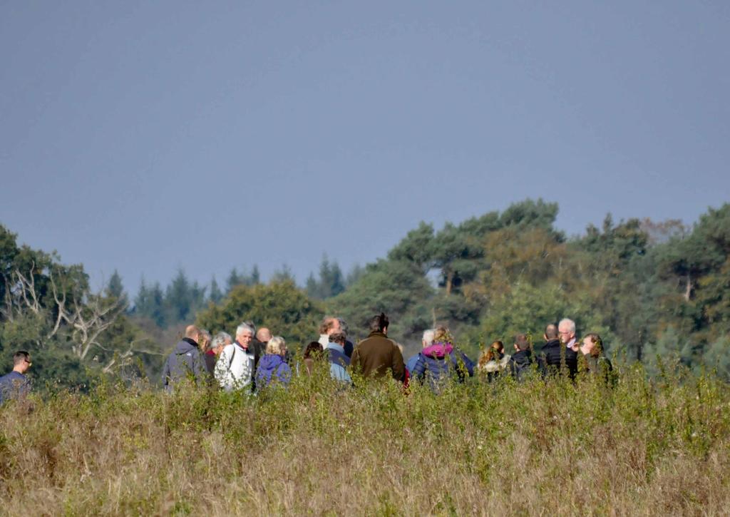 Een groep deelnemers aan de Natuurdag van Rijkswaterstaat bij natuurontwikkelingsproject