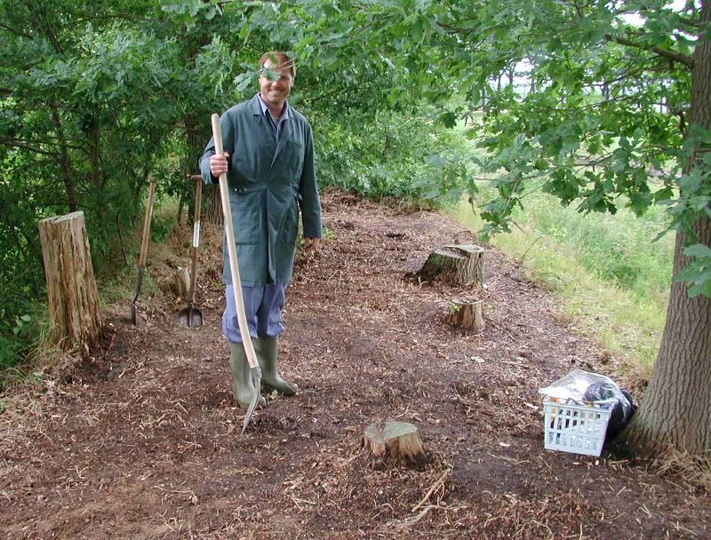 Foto Onderzoek in een geplagd proefvlak in de oude houtwal 3.3 Moleculaire detectie De wortelmonsters werden gespoeld in water en vrijgekomen wortels van Zomereik werden verzameld.