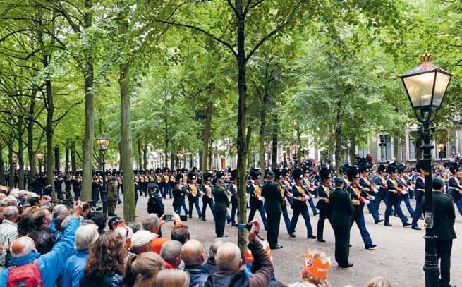 3 De Ere-Compagnie van het Garderegiment Grenadiers, traditioneel vooraan in de stoet, marcheert getooid met berenmutsen op het Lange Voorhout.