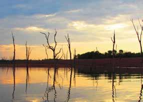 wereldwonderen. De machtige Zambezi rivier stort zich met een donderend gedruis in de meer dan 100m lager gelegen kloof en vormt een enorm watergordijn over een breedte van ongeveer twee kilometer.