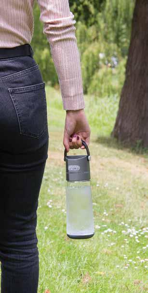 In de bodem van de fles is een 5000 mah powerbank verwerkt om uw telefoon op te laden.