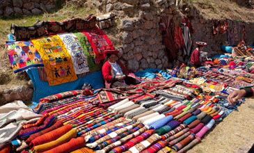 Eindbestemming van deze dag is de Colca Valley, een vruchtbare vallei, die geheel geïsoleerd ligt temidden van hoge bergen. Verblijf daar is in het viersterren hotel El Refugio del Colca.