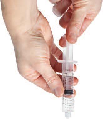 3. Gebruik een steriele wegwerpspuit van10 ml, trek de plunjer op en laat ongeveer 5 ml lucht in de injectiespuit komen. 4.