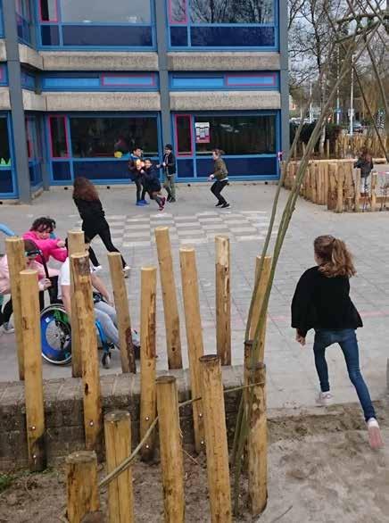 verzamelaars, vinders én delers. Een plein met bloemen, kastanjes, noten, fruitbomen, slakken, steentjes etc. geeft kinderen de kans om ook dit spel te ontplooien.