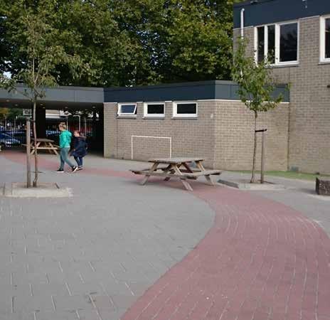 Van A naar B op het schoolplein Zones, routing en paden Over het plein van basisschool De Bijenkorf loopt een rood pad.