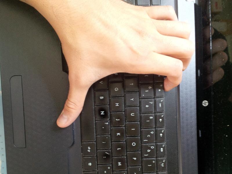 Wees voorzichtig voor de dunne aansluiting onder het toetsenbord.