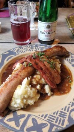 Typisch Brusselse lunch in het beste café van Brussel. Er is keuze uit volgende gerechten: o A. Brusselse stoemp met worst en spek o B. Stoofvlees op z'n Brussels met frietjes o C.