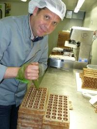 mini raak maart 2017 We brengen een bezoek aan het atelier van Chocolaterie De Parel. Iedereen in Gooik heeft ze wel al eens geproefd, de Gooikse Parels.