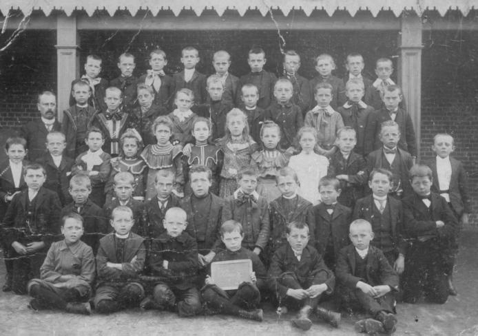 Het dagboek gaat over de periode september 1929 - juni 1942 en beschrijft hoofdzakelijk de gang van zaken op school met vermelding van namen van onderwijzend personeel en leerlingen.