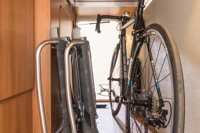 Ondanks zijn compactheid biedt de garage van de HYMER Van plaats aan een fiets of een heleboel campingbenodigdheden.