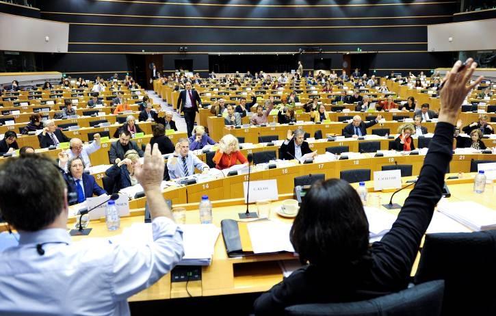 medewerkers, de Juridische Dienst, de afdeling Bemiddeling en medebeslissing, de verantwoordelijke jurist-vertalers en andere relevante diensten.