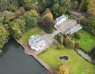 Het domein Het kasteeldomein ligt in het midden van Edegem, op een boogscheut van de stad Antwerpen, in een prachtige, quasi uniek geworden groene parkomgeving.