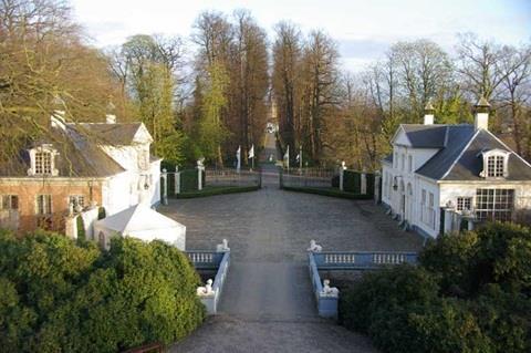 De koetshuizen Op het einde van de monumentale kasteeldreef, aan weerszijden van het centrale toegangsplein tot het Kasteel ter Linden, liggen twee statige koetshuizen uit 1773.