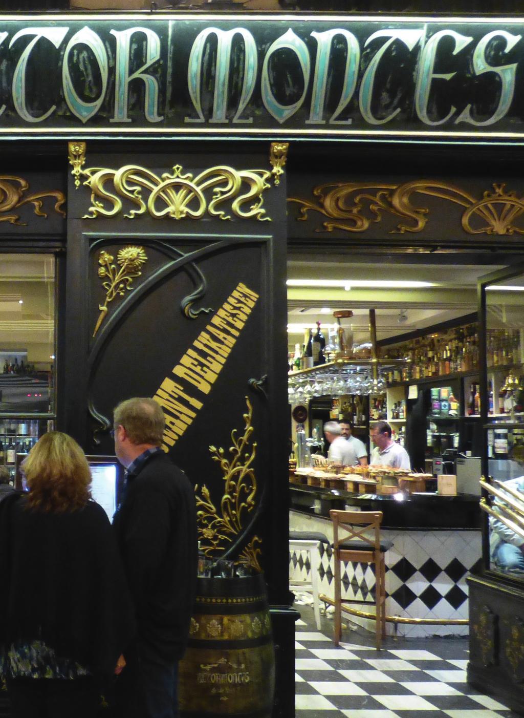 Lekkere pintxos eten kan zo'n beetje overal in Bilbao, maar de ambiance in de oude stad, Casco Viejo, is onovertroffen. De smalle straatjes bieden een weldadige overvloed aan bars en restaurants.