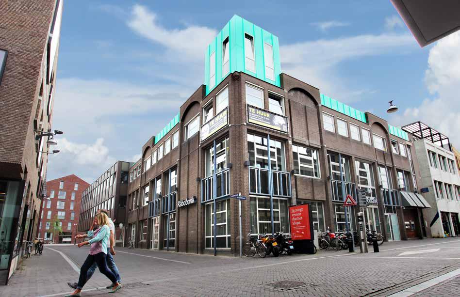 Bakkers Hommen Waerdevast De voormalige kantoorruimtes boven de bank werden tot woonruimtes getransformeerd door Bakkers Hommen Waerdevast (BHW) uit Eindhoven.
