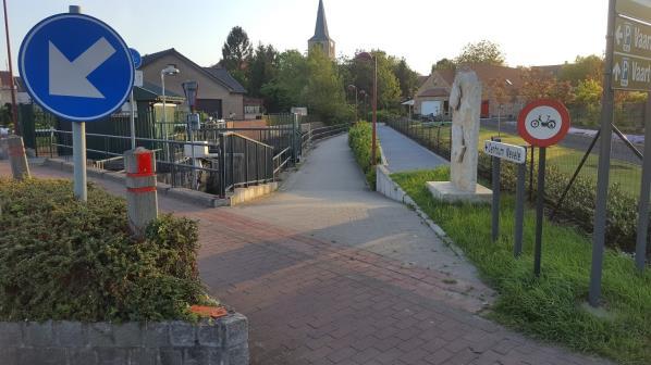 Weg 37 Kloosterlaan Weg 38 Loopt langs over de parking van de Delhaize naar de Herman Lovelingestraat. Weg uit de Atlas der Buurtwegen die toegankelijk is, een smalspoor in een halfverharding.