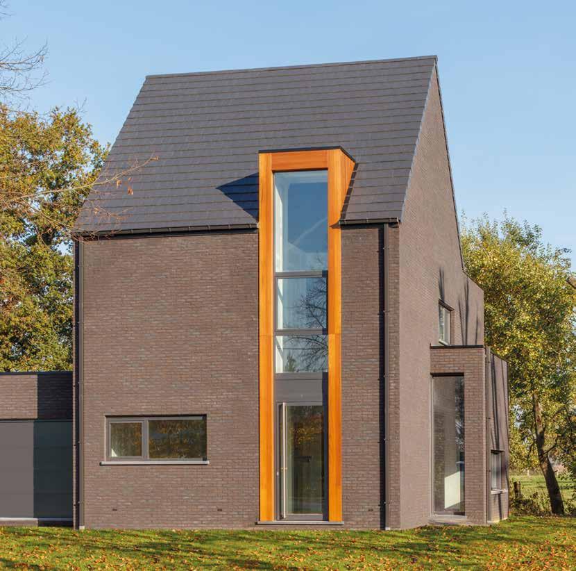 glaspartijen met hout lopen door tot in het dak en brengen zowel eenvoud als dynamiek in het ontwerp.