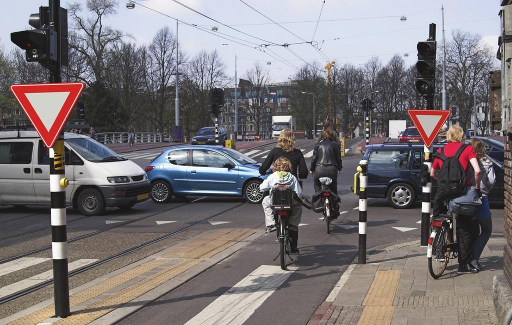 Algemene bepalingen verkeerswetgeving A A. Verkeer Als er over verkeer wordt gesproken, bedoelen we alle weggebruikers. Dus iedereen die gebruikmaakt van de weg. B.