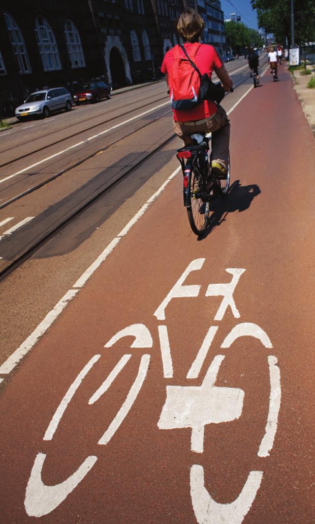 Algemene bepalingen verkeerswetgeving A Fietsstrook Een fietsstrook is een gemarkeerd gedeelte van de rijbaan, afgescheiden door een doorgetrokken of onderbroken streep, met daarop de afbeelding van