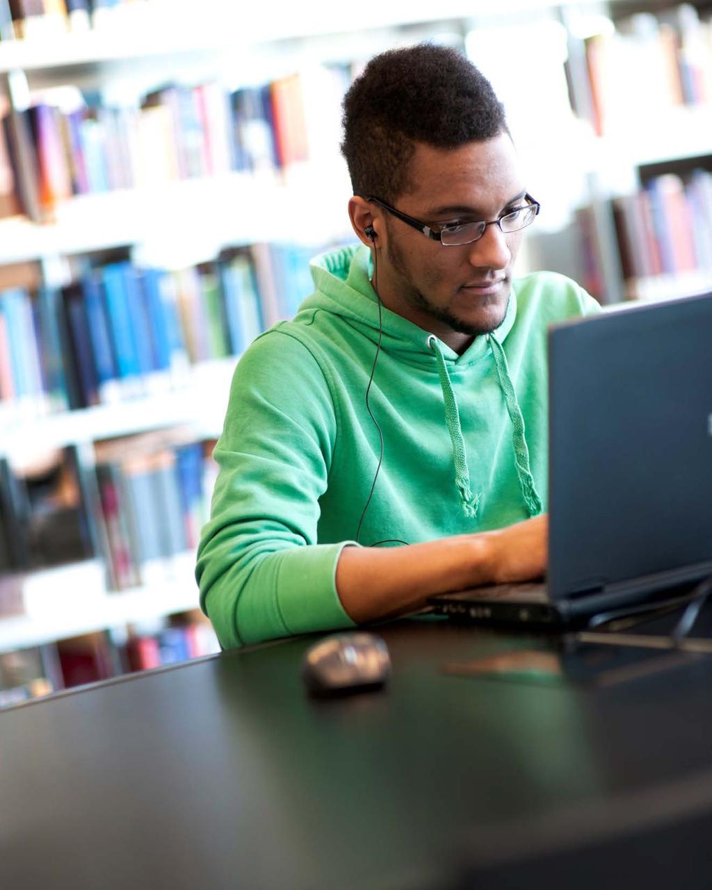 Inleiding De komende jaren willen we als Gelders Bibliotheeknetwerk Samenwerken aan maatschappelijk educatieve Bibliotheken.