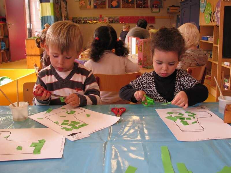 Wanneer iedereen gereed is gaan we buiten spelen. Een frisse neus halen en eens goed rondlopen doet ons deugd. Na de speeltijd ga ik terug spelen en werken in onze klas. De juf doet een nieuw aanbod.