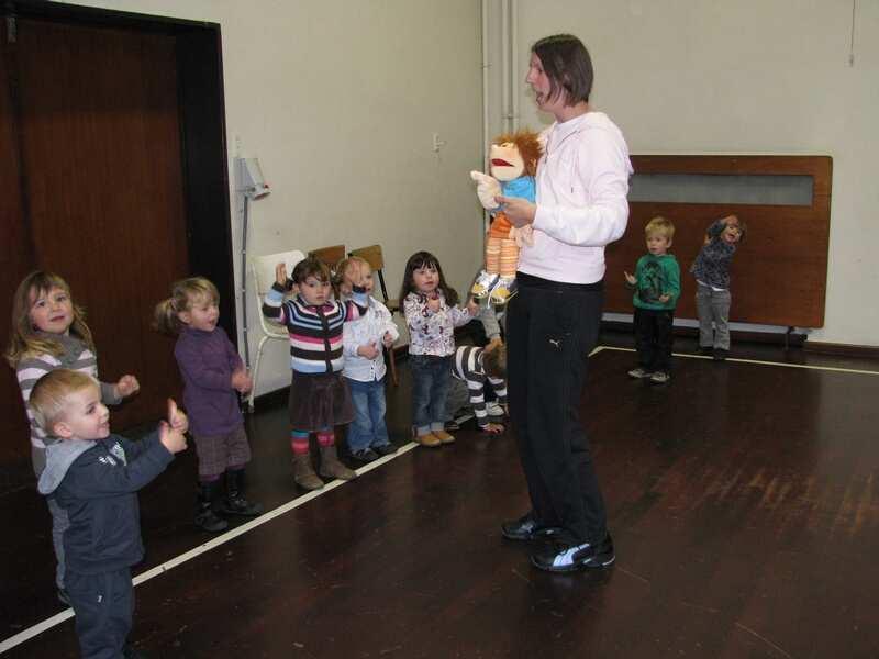 De namiddag verloopt eigenlijk net zoals de voormiddag. Twee keer per week ga ik met juf An turnen in de grote turnzaal.