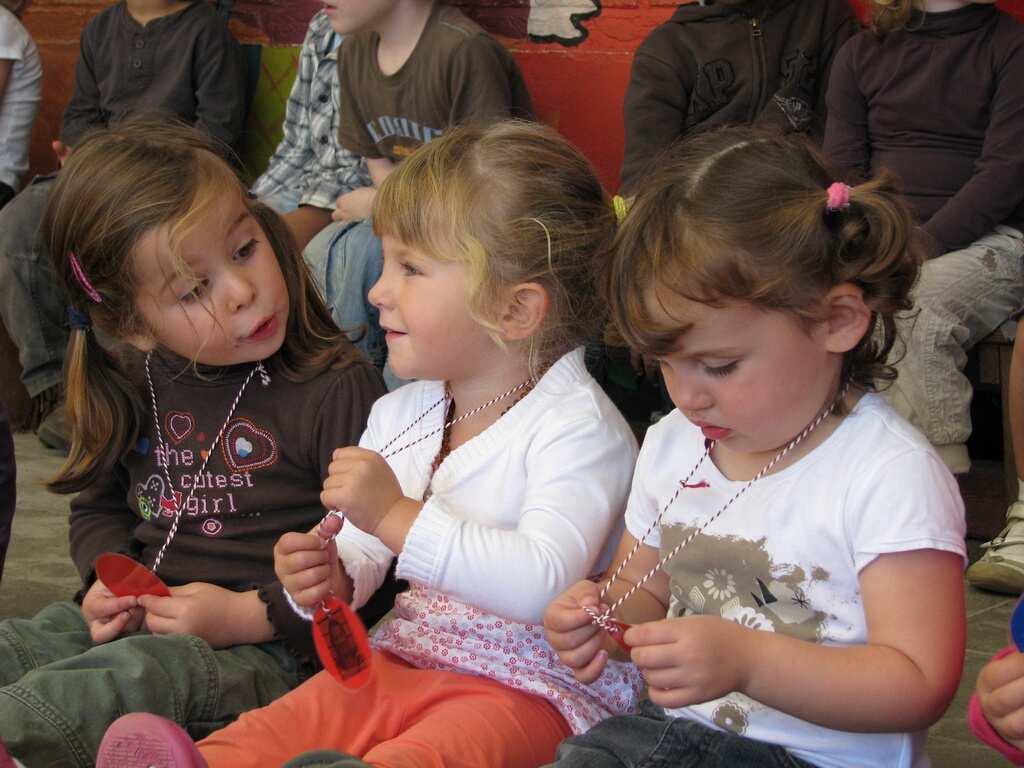 Op dinsdagnamiddag houden de juffen van de kleuterschool open deurtje.