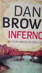 Zij verdienen vijf euro met hun plaatje. Ellen leest het liefst een boek van Marion Pauw, terwijl Scoopshooter Mar de voorkeur geeft aan Dan Browns Inferno.