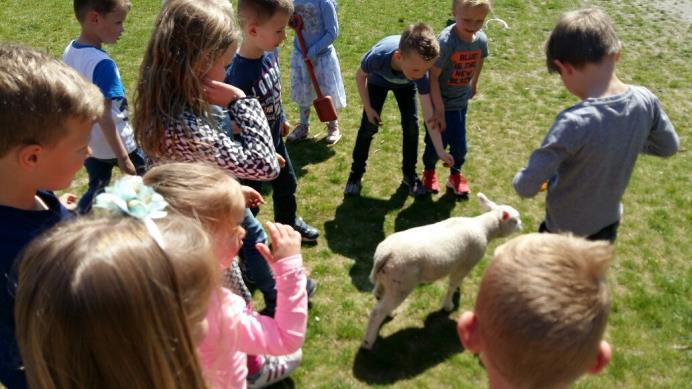 Deze manier laten wij op school aan de kinderen zien, maar als de kinderen op een andere manier veters kunnen