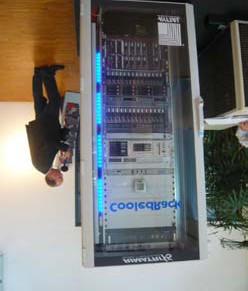 gemeten met alleen het CooledRack systeem in bedrijf. Tevens is het geluidniveau gemeten in de situatie dat de serverrackdeuren (voor- en achterzijde) achtereenvolgens in geopende stand zijn gezet.