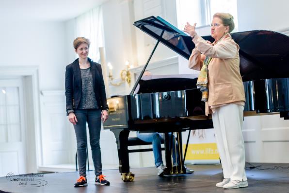 Inleidingen De inleidingen voorafgaand aan de recitals werden gegeven door Aat Klompenhouwer en Emanuel Overbeeke, deskundigen op het terrein van de liedkunst.