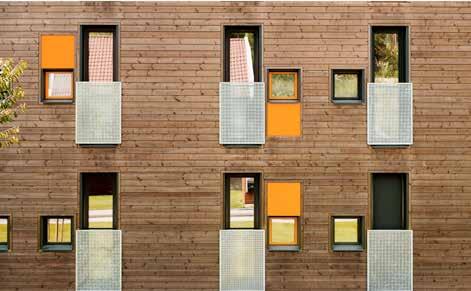 zijn bekleed met oranje gevelplaten, de herkenningskleur van de Stichting Studentenhuisvesting in Østfold.