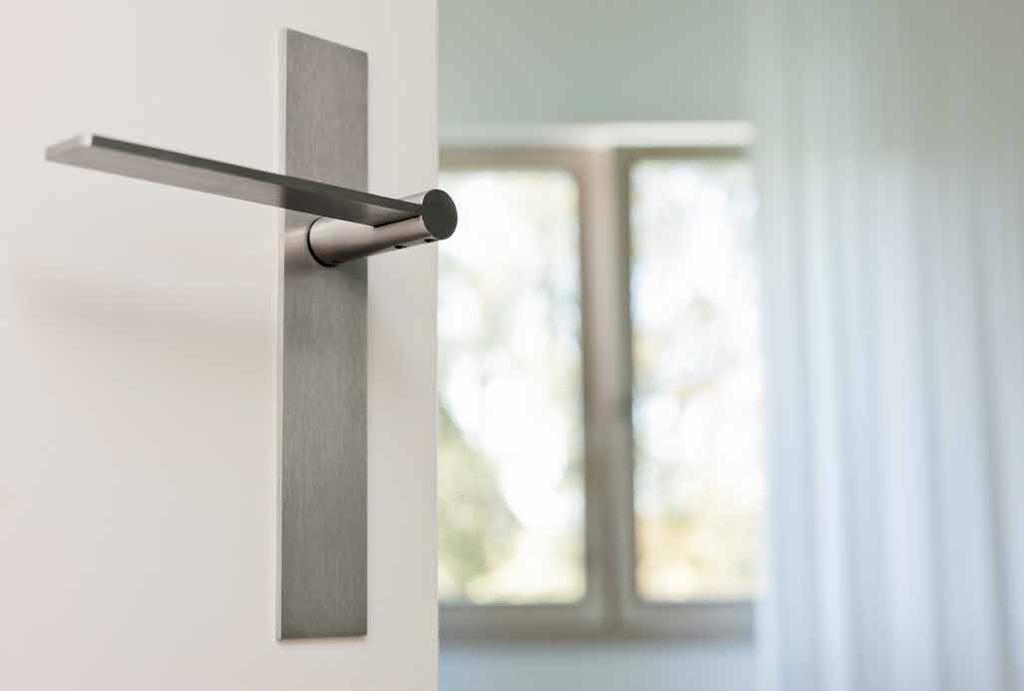 EDGY BY MATHIEU BRULS EGP26SFC LEVER HANDLE SATIN STAINLESS STEEL A HOUSE IN A HOUSE In de grote woonkamer met vide werd een tweede trap