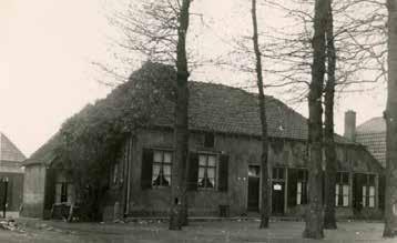 Het huidige aanzicht van het pand is ontstaan na 1952, toen de toenmalige eigenaren, de gebroeders van Veldhuizen, grootscheepse werkzaamheden uitvoerden aan het dubbele woonhuis.