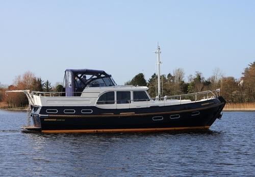 MOTORBOOT - BOARNCRUISER 40 CLASSIC LINE - AANGENAAM Algemeen Merk: Naam: Referentienummer: Afmetingen (l x b x d): Doorvaarthoogte: Werf: Boarncruiser 40 Classic Line Aangenaam B1084 12.40 x 4.