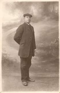 oud. Hij trouwde, 23 jaar oud, op dinsdag 26 juli 1887 in Ouddorp (Z.H.) met de 24-jarige Neeltje Grinwis. Huwelijksgetuigen:Jan Hameetman, 25 jr.