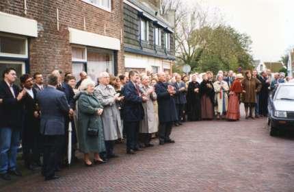 Op 2 november 1996 vindt onder geweldige belangstelling de feestelijke opening plaats met de onthulling van de naam van het pand door de nestor