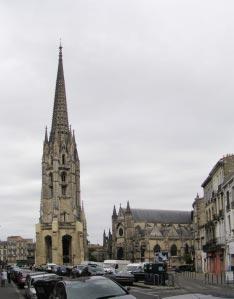 Voor de kerk staat de Fleche St. Michel een 114 m hoge alleenstaande kerktoren.