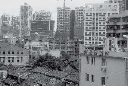P. 100 Arjan Hazelzet en Bart Wissink Stedelijk leven in het nieuwe China Oude en nieuwe woningen in de centrale stad Haizhu (foto:bart Wissink) Met de marktgerichte hervormingen heeft Guangzhou zich