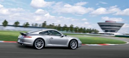 De eerste rit in uw nieuwe Porsche is een heel bijzonder moment. Maar zelfs dat moment kan nog worden overtroffen: met de Porsche fabrieksaflevering.