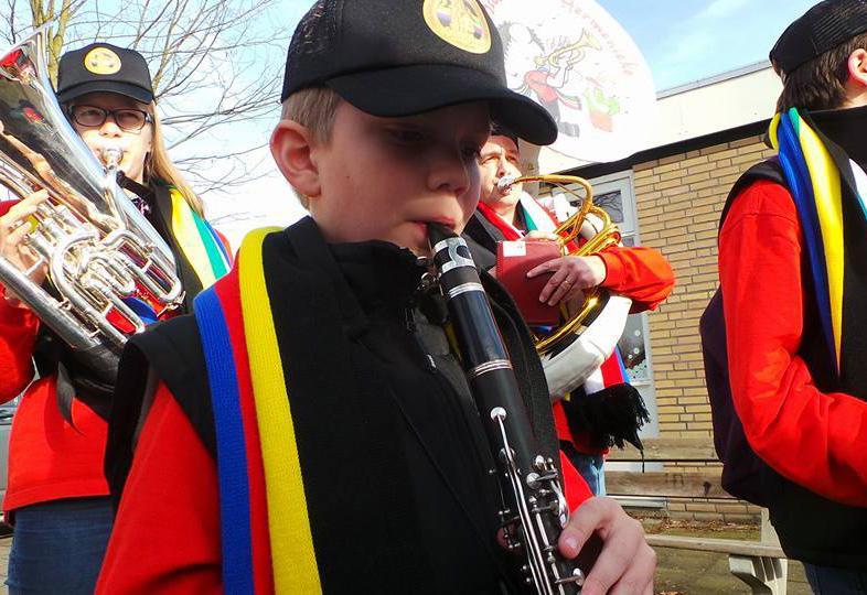 Onder de bezielende leiding van Arie, Marion en Pim trok het hermenieke met gezellige carnavalsmuziek door de stad.