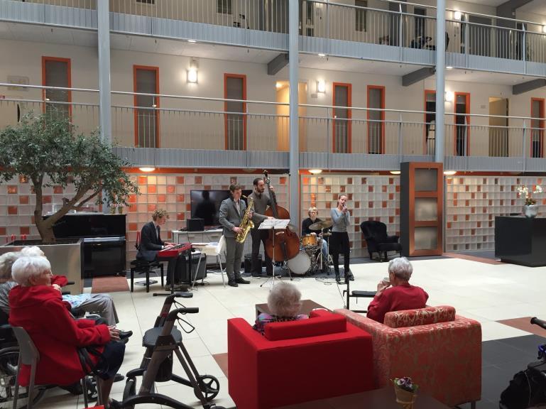 Ageless Jazz Jazzconcerten in verzorgingshuizen Het resultaat: - (meer) evidentie van het belang van deze manier van werken voor -